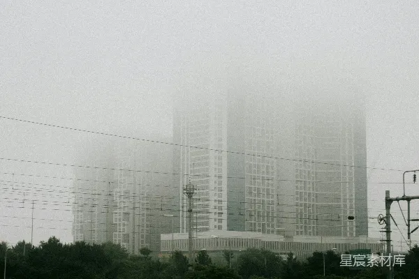 高清摄影 一座城市的朦胧景象，高耸的建筑物若隐若现。