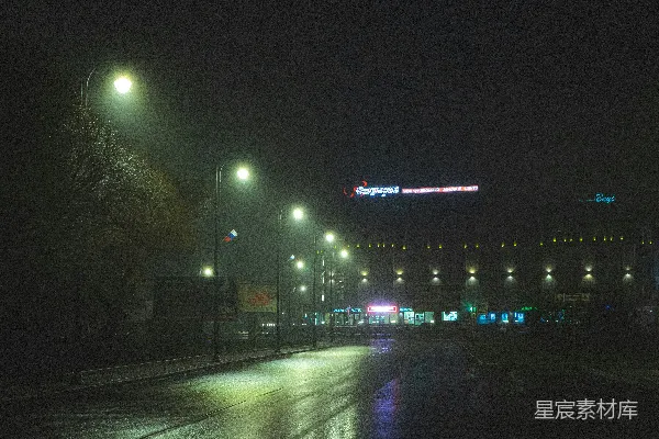 高清摄影 宽阔的道路，路边有路灯
