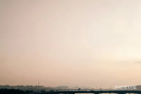高清摄影 一座横跨水体的桥，背景是天空。