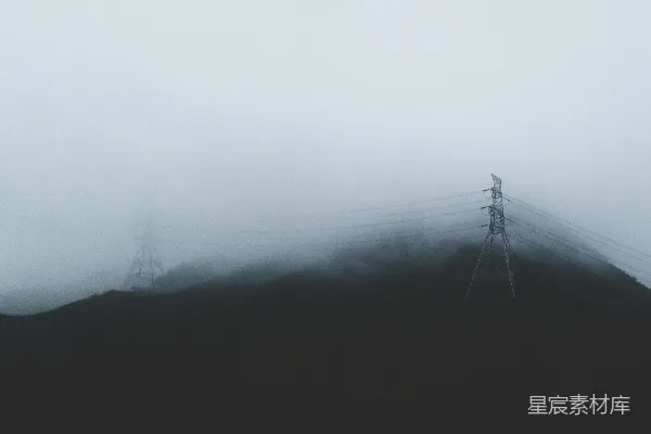 高清摄影 低角度拍摄电线杆在云层下的照片