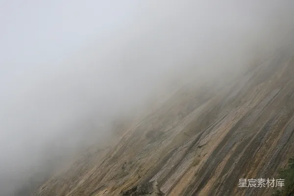 高清摄影 雾蒙蒙的山边，旁边有一条长椅