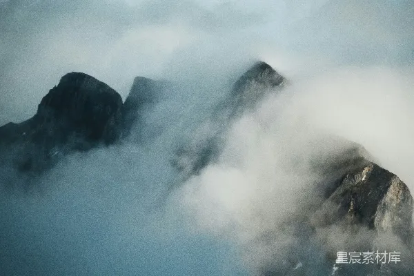 高清摄影 黑白相间的山峰在白云下