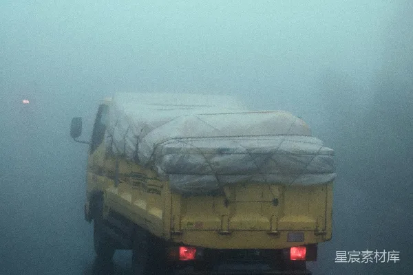 高清摄影 一辆卡车在公路上行驶
