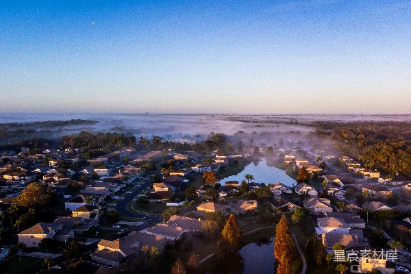 高清摄影 一座城市的空中俯瞰图，前景中有一片湖泊。