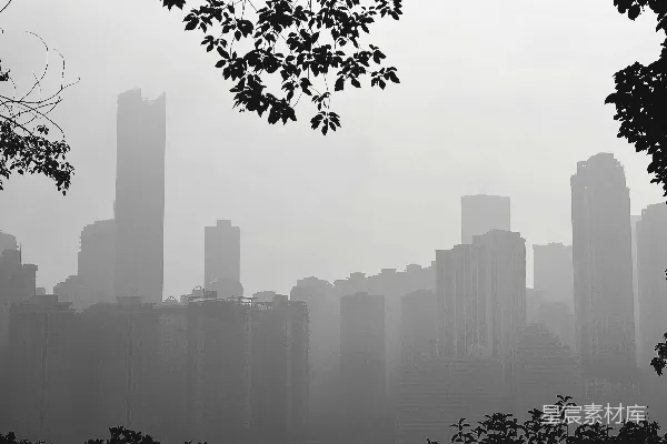 高清摄影 一张城市在雾中的黑白照片