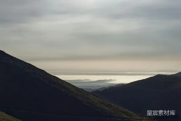 高清摄影 一条穿过山谷的路