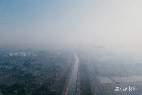 高清摄影 雾中的高速公路俯瞰图