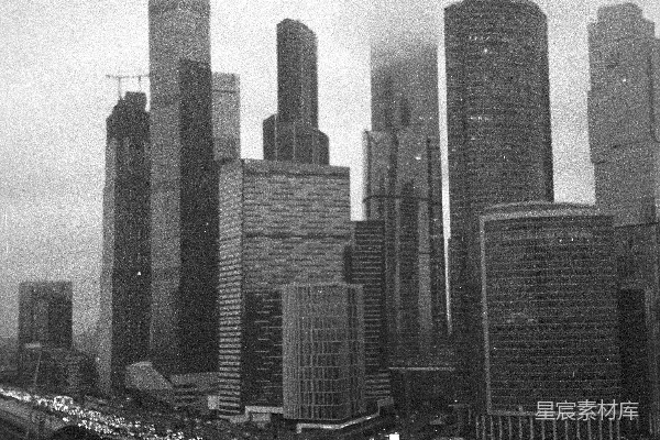 高清摄影 一张黑白照片，展示了一个城市的天际线。