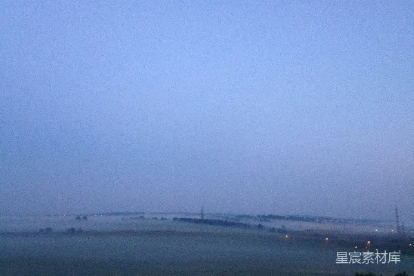 高清摄影 雾蒙蒙的风景中有一座远处的桥。