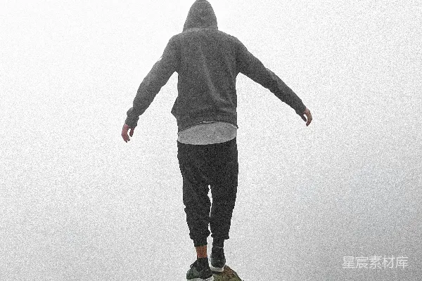 高清摄影 穿灰色连帽衫的人站在岩石上