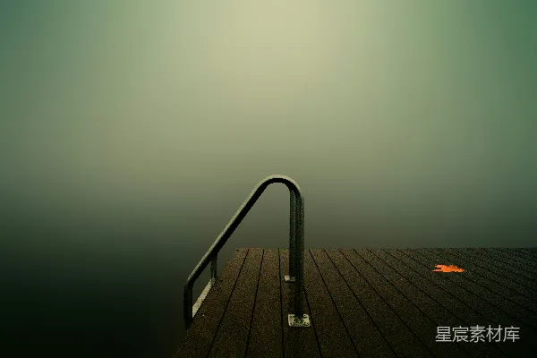 高清摄影 木码头上的不锈钢护栏