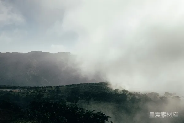 高清摄影 雾蒙蒙的景色，远处有座山。