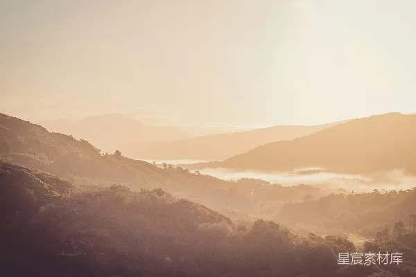 高清摄影 一个山谷的景色，背景是山脉。