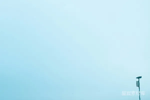 高清摄影 一群人走在水上的木桥上。