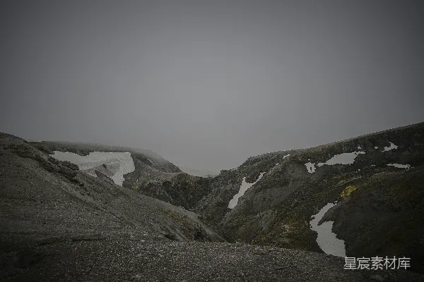 高清摄影 白天的积雪覆盖的山