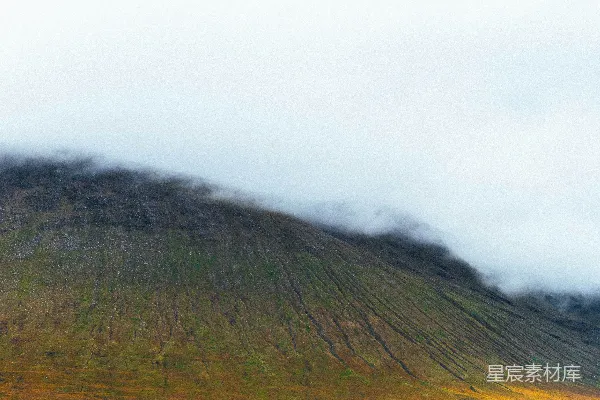 高清摄影 一个被雾气笼罩的草地小山坡