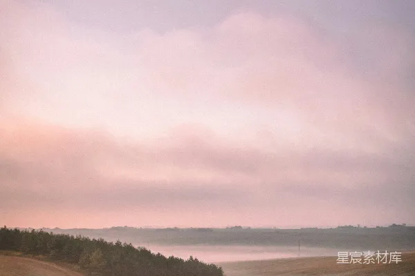 高清摄影 白天，水边的绿色草地
