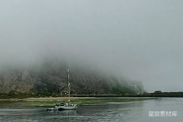 高清摄影 一艘船漂浮在水面上
