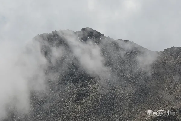 高清摄影 在阴天的这一天，一座被雾气和云层笼罩的山。