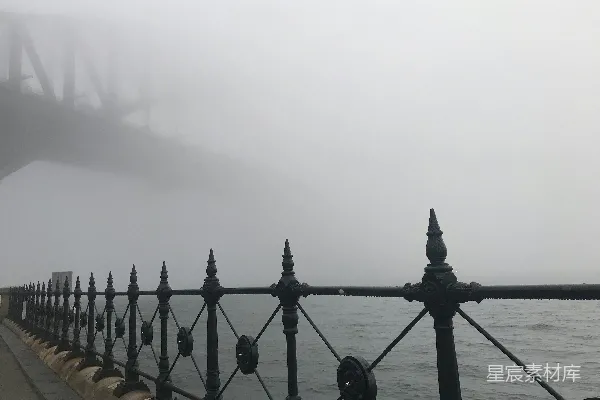 高清摄影 白天的雾蒙蒙的桥