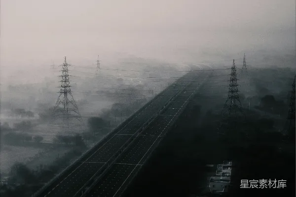 高清摄影 一张黑白照片，显示了一条火车轨道。