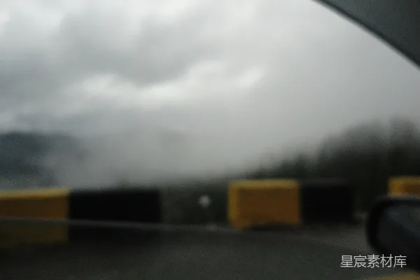 高清摄影 阴暗的山路，雾气弥漫，路障林立。