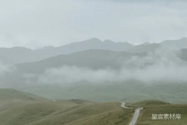 高清摄影 蜿蜒的山路穿过云雾缭绕的青山