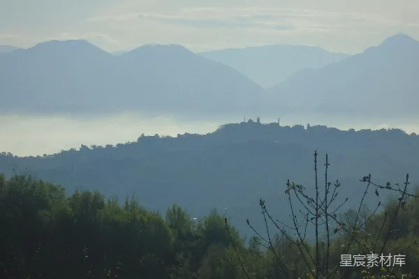 高清摄影 山峰顶上的树木