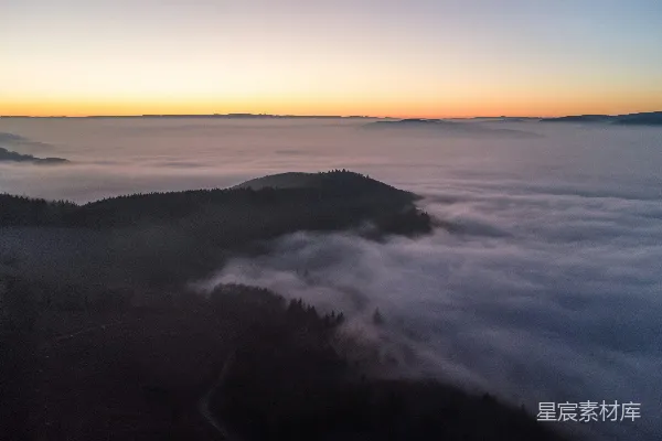 高清摄影 一座山丘上笼罩着低垂的云层。