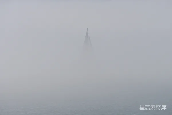 高清摄影 一艘帆船在雾蒙蒙的海中航行。