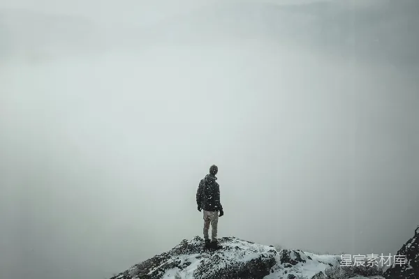 高清摄影 站在悬崖边的人