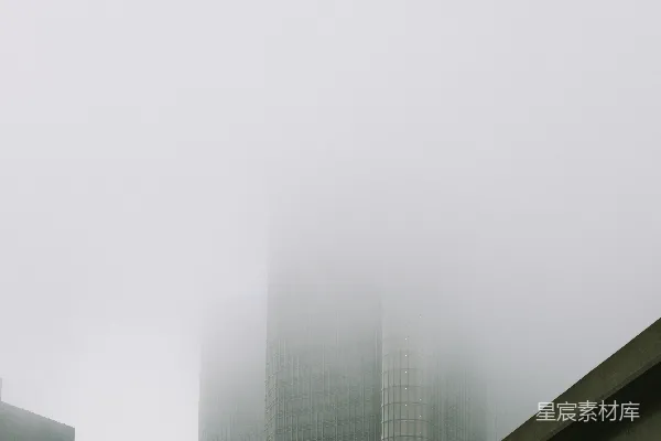高清摄影 一座非常高的大楼位于雾蒙蒙的城市中央。