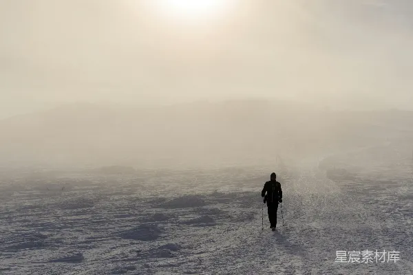 高清摄影 穿黑色夹克的男人站在白雪覆盖的地面上，白天。