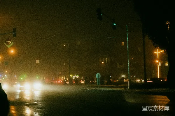 高清摄影 夜晚的城市街道，有交通信号灯。