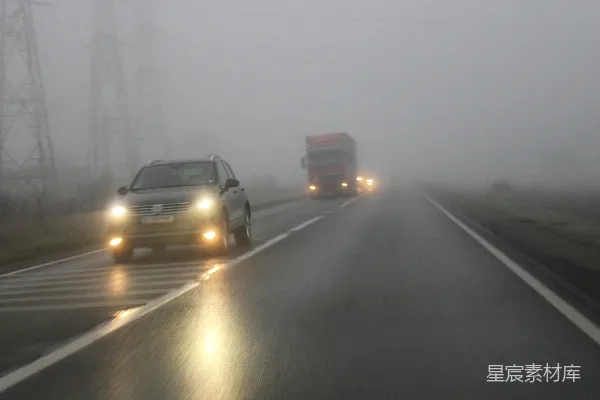 高清摄影 几辆车在雾蒙蒙的道路上行驶。