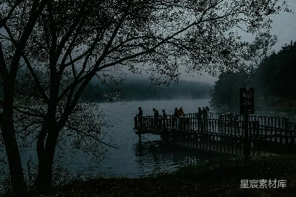 高清摄影 人们站在水雾弥漫的天气中，站在木桥上。