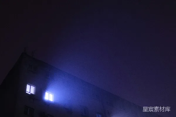 高清摄影 一座非常高的建筑物，一些窗户亮着灯。