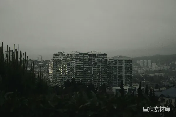 高清摄影 一幅城市全景图，背景中是高耸的建筑物。