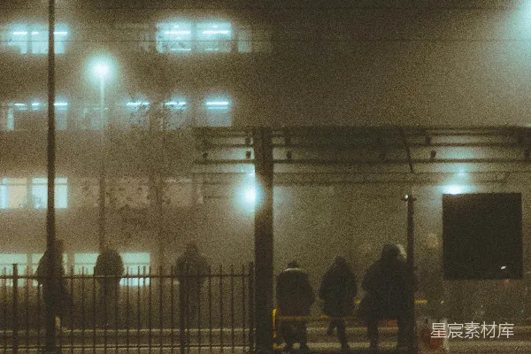 高清摄影 一个雾蒙蒙的夜晚，人们在人行道上行走