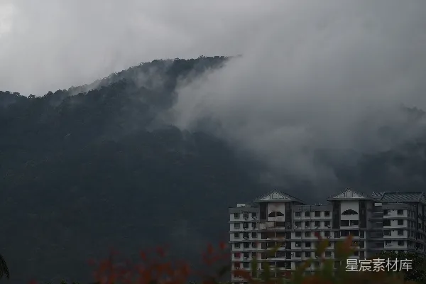 高清摄影 一座建筑物前山景的视角