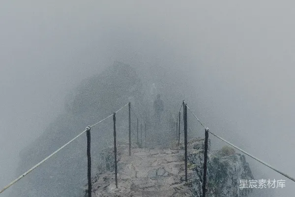 高清摄影 一个男人在雾蒙蒙的天气里走过一座桥。
