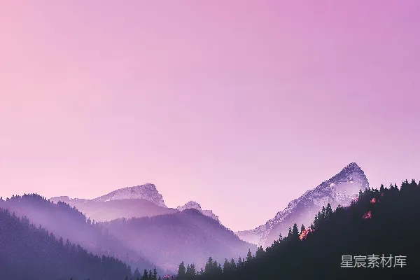 高清摄影 一片山峦的景色，天空呈现出粉红色。