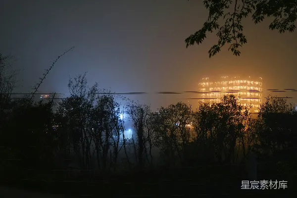 高清摄影 一个雾蒙蒙的夜晚，远处有一栋建筑。