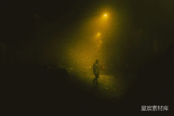 高清摄影 一个晚上走在街道上的人