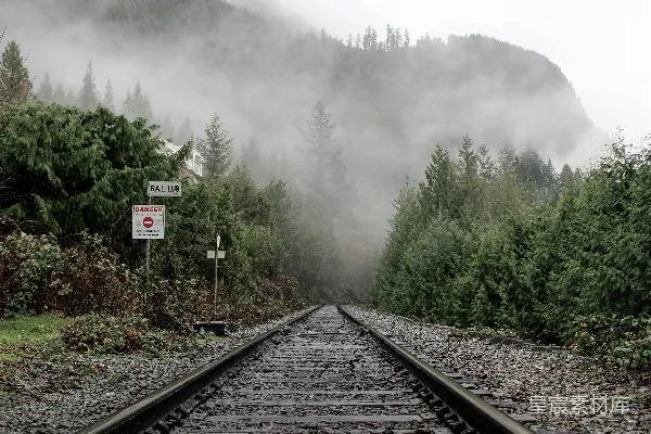 高清摄影 通往雾气笼罩的山峰的铁路