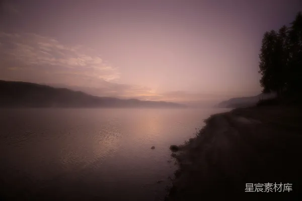 高清摄影 一片被山和树木环绕的水域
