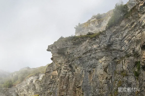 高清摄影 一座岩石峭壁，下面有一片山谷。