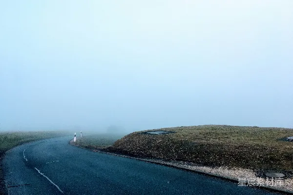高清摄影 白天，水边的绿色草地