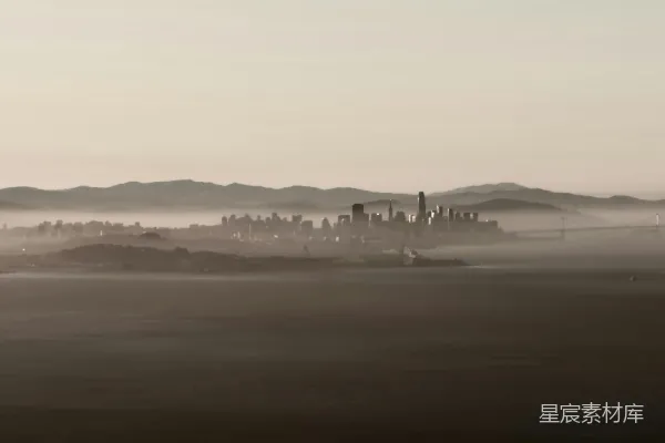 高清摄影 一张黑白照片，描绘了雾蒙蒙的景观。