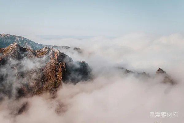 高清摄影 白天云雾缭绕的山